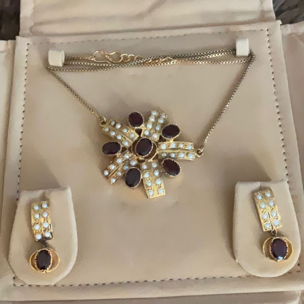 NEW SMITHSONIAN INSTITUTION NECKLACE AND EARRING SET GARNET AND PEARL